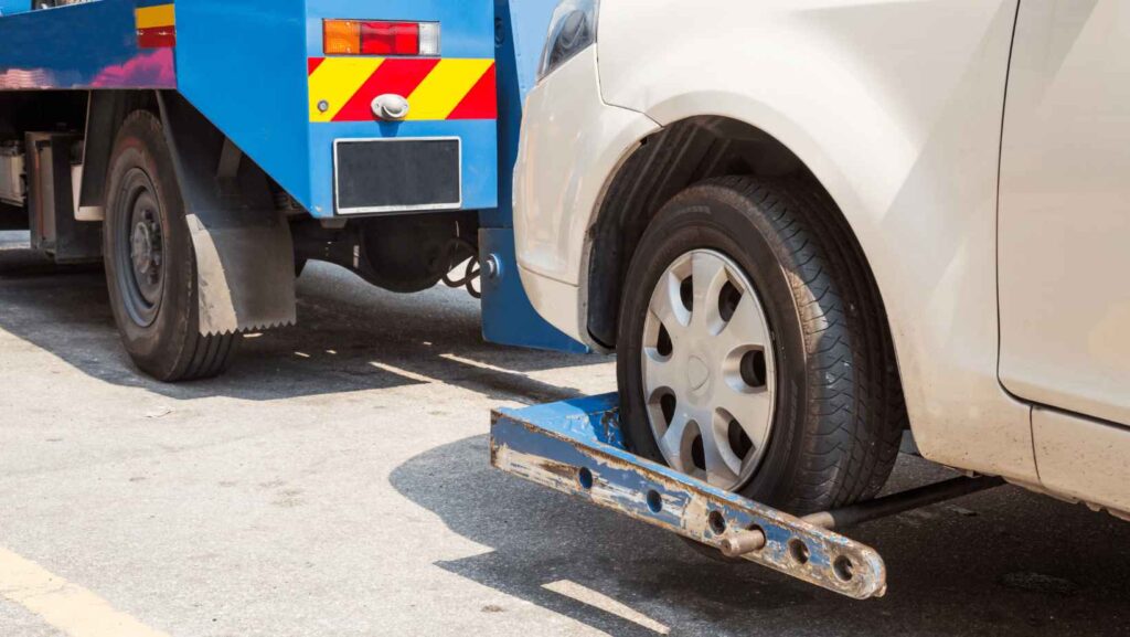 wheel lift tow truck vs flatbed tow truck differences